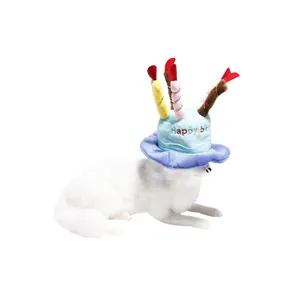 Simpatico cappello a torta di compleanno in peluche per animali con candele colorate