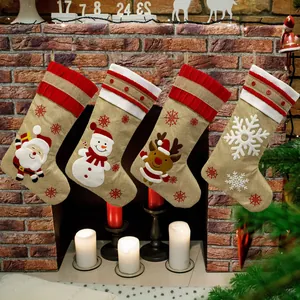 Set mit 4 Socken aus Sackleinen für Weihnachten mit Weihnachtsmann- und Rentier-Motiven für Kamin.