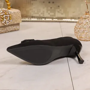 Detailansicht der Sohle und des Stiletto-Absatzes der eleganten schwarzen Wildleder-Pumps