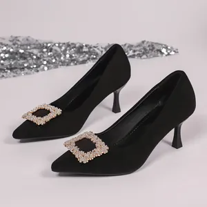 Elegante schwarze Stilettos mit spitzer Kappe und funkelnden Strass-Schnallen für Partys