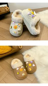 Vue détaillée de pantoufles douillettes doublées de peluche en beige et marron avec charms