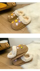 Vue détaillée de sabots marrons doublés de peluche avec d'adorables breloques de dessin animé