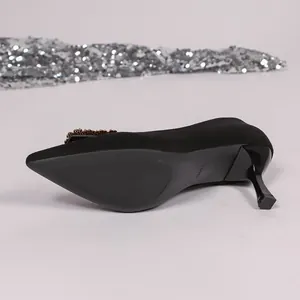 Seiten- und Sohlenansicht der eleganten schwarzen Damen-Stilettos mit Strass-Detail
