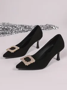 Elegante schwarze Stiletto-Pumps mit spitzer Zehenpartie und luxuriöser Strass-Schnalle