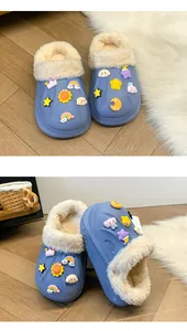 Vue détaillée de chaussons d'hiver bleus doublés en peluche avec breloques cartoon