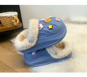 Vue détaillée des sabots d'hiver bleus doublés de peluche avec charms soleil colorés.