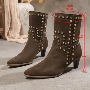 Detalle de botines de ante marrón con tachuelas doradas y medidas detalladas