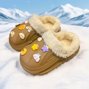 Chaussons en coton marron chaud avec doublure en peluche et breloques de dessins animés.