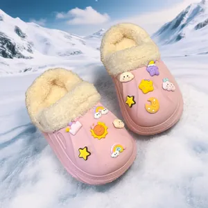 Pantoufles en coton rose doublées de polaire avec breloques de dessin animé dans la neige
