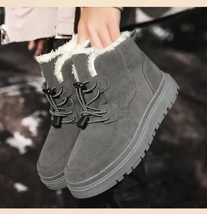 Detailansicht grauer Kinder-Schneestiefel mit warmem Kunstfellfutter und dicker Sohle