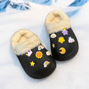 Sabots d'hiver noirs douillets avec doublure en fourrure et breloques 3D sur la neige
