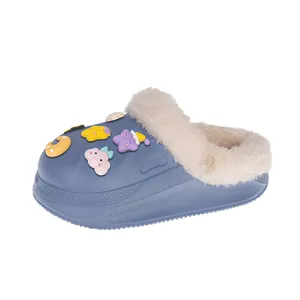 Pantoufles bleues confortables avec doublure en fourrure chaude et breloques de dessin animé