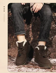 Detailaufnahme warmer Kinder-Outdoor-Schneestiefel mit weichem Kunstfellfutter und Gummizug