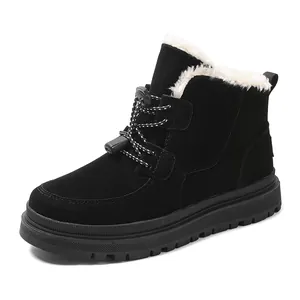 Schwarze warme Kinder-Schneestiefel mit Kunstfellfutter und rutschfester Gummisohle.