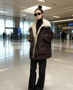 Parka invernale marrone oversize con fodera e colletto in sherpa su modella