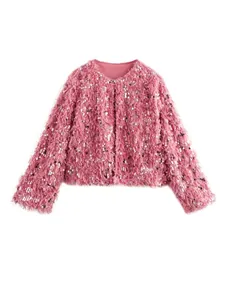 Detailansicht einer rosa Damenjacke aus Kunstpelz mit schimmernden Pailletten-Applikationen