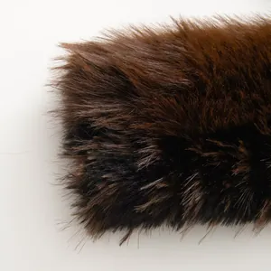 Gedetailleerd macrozicht van hoogwaardig pluizig bruin en zwart imitatiebont textuur
