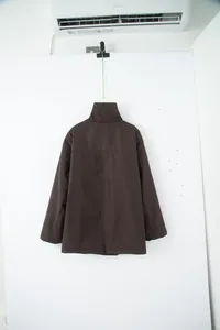 Vista posteriore di un parka invernale oversize marrone scuro caldo con collo alto