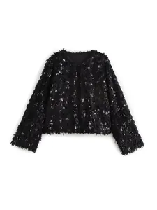 Detailansicht einer eleganten schwarzen Langarmjacke mit zotteligen Pailletten-Elementen
