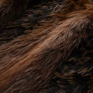 Macro-opname van hoogwaardig bruin en zwart imitatiebont met een zeer zachte textuur