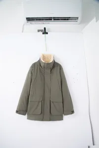 Dettaglio del parka da donna verde oliva oversize con collo foderato in morbido pile.
