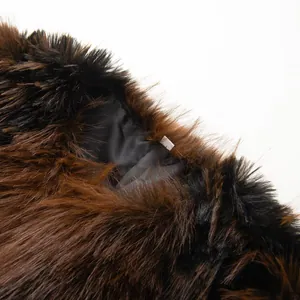 Close-up van pluizig bruin en zwart imitatiebont en gladde zwarte binnenvoering