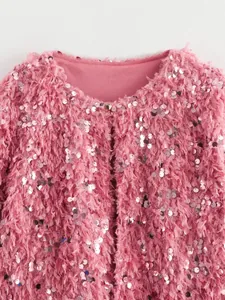 Nahaufnahme der rosa zotteligen Textur und funkelnden Pailletten-Details auf der Jacke