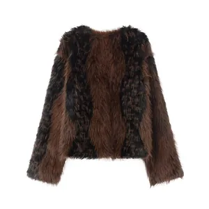 Damesjas van imitatiebont met bruin en zwart gestreept patchworkpatroon voor de winter.