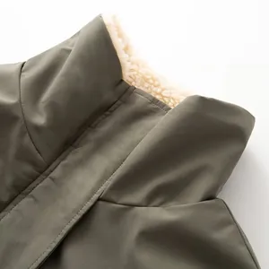 Dettaglio del collo alto foderato in sherpa di un parka da donna verde