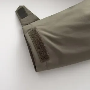 Dettaglio del polsino regolabile con velcro su una giacca parka da donna verde oliva.