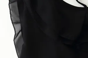 Λεπτομέρεια από μαύρο σιφόν ύφασμα με ρομαντικό σχέδιο με βολάν στο κάτω μέρος