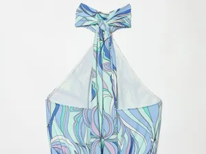 Détail du nœud de licou sur une robe d'été sans manches avec imprimé floral abstrait.
