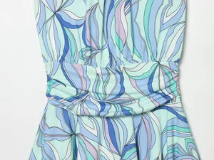 Détail de la taille froncée sur cette robe d'été courte sans manches à imprimé floral