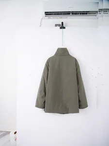 Giacca parka da donna calda e ampia foderata in lana d'agnello in verde oliva, vista posteriore
