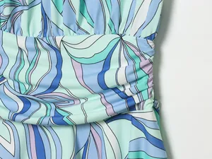 Détail du tissu à imprimé floral bleu et menthe avec texture froncée à la taille