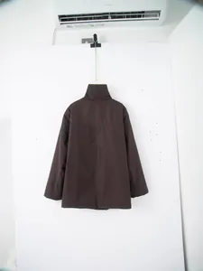 Vista posteriore di un parka imbottito marrone scuro vestibilità ampia da donna.