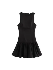 Vestito corto nero senza maniche girocollo con gonna a pieghe e fiocchi decorativi.