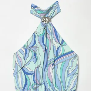 Élégante robe d'été sans manches à imprimé abstrait avec licou et boucle métallique