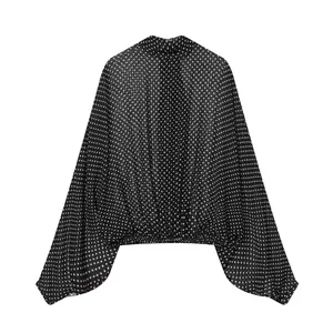 Detaillierte Rückansicht der eleganten schwarz-weißen Polka-Dot-Chiffonbluse für Damen