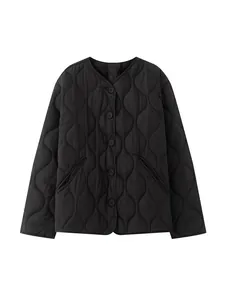 Veste matelassée noire minimaliste pour femme avec col rond et boutons sur le devant