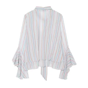 Dettaglio di una camicetta a righe in chiffon con maniche a volant e nastro da annodare