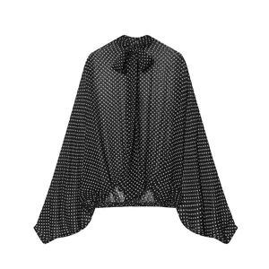 Detailansicht der schwarzen Punkte-Bluse mit eleganter großer Schleife