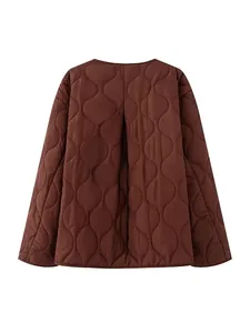 Veste matelassée marron pour femme avec motif ondulé et encolure ronde classique