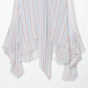 Dettaglio del top a righe azzurre con eleganti polsini a balze e nastri delicati.