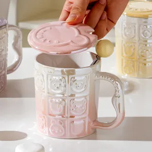 Taza de cerámica de animales lindos con tapa y cuchara, acabado en crema perlado