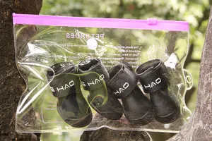 Vista dettagliata di scarpe da pioggia per cani nere impermeabili, set da 4 con cinghie.