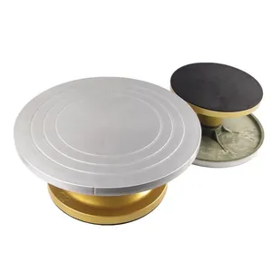 Detailansicht großer und kleiner Tortenplatten aus Kunststoffstahl für Profibäcker