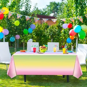 Detailansicht der regenbogenfarbenen Einweg-Tischdecke für festliche Outdoor-Partys