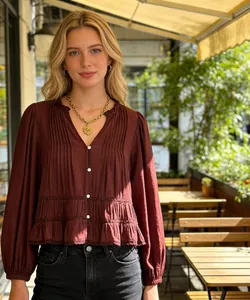 Elegante camicetta bordeaux a maniche lunghe in stile francese con pizzo e volant decorativi