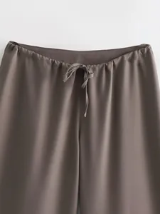 Gros plan détaillé montrant la taille élastique et le cordon de ce pantalon minimaliste taupe.